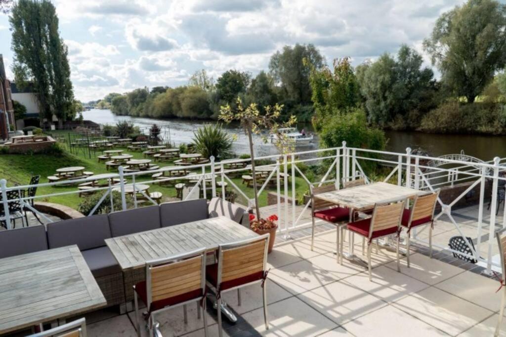 Unrivalled Location - Five Star - Worcester Apartment Buitenkant foto