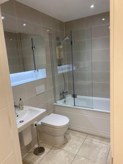 Unrivalled Location - Five Star - Worcester Apartment Buitenkant foto