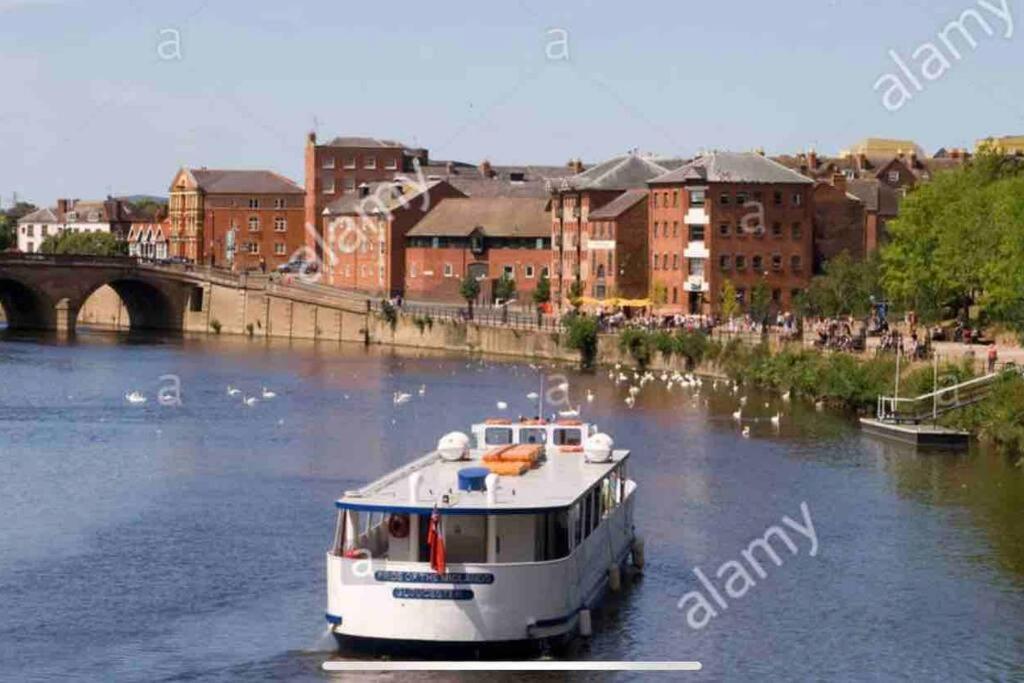 Unrivalled Location - Five Star - Worcester Apartment Buitenkant foto