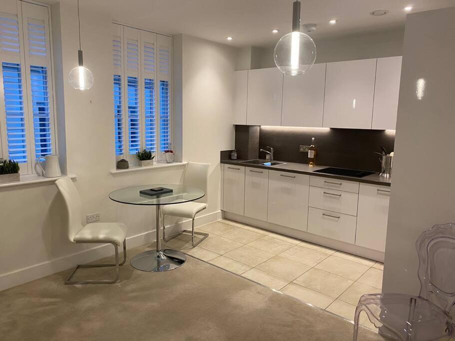 Unrivalled Location - Five Star - Worcester Apartment Buitenkant foto