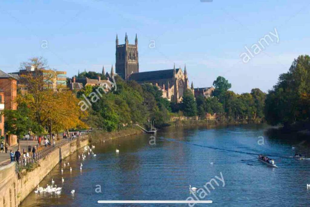 Unrivalled Location - Five Star - Worcester Apartment Buitenkant foto