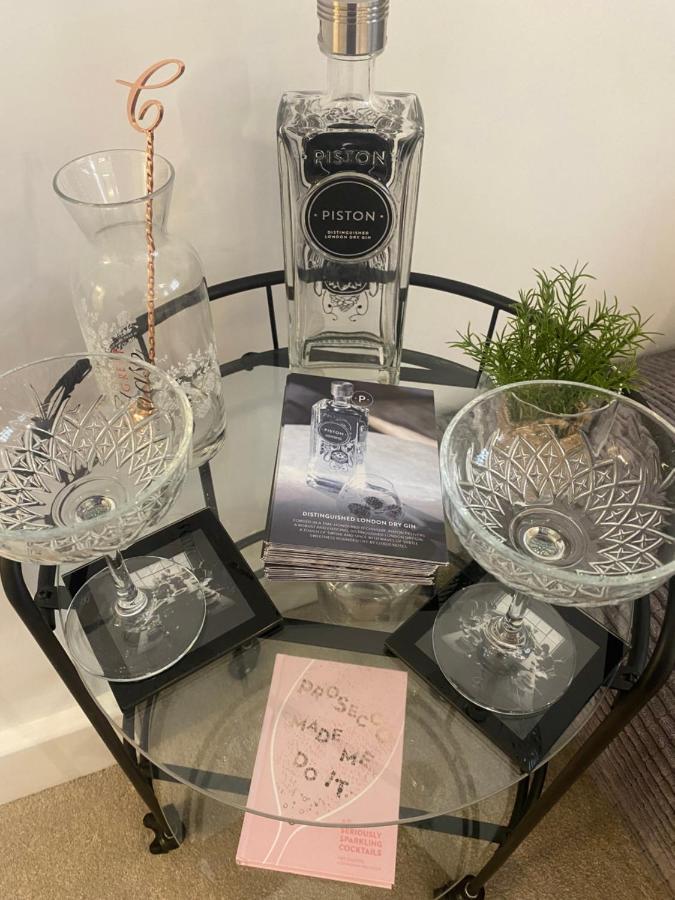 Unrivalled Location - Five Star - Worcester Apartment Buitenkant foto